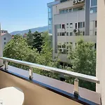 아파트 Vortex Near The Park